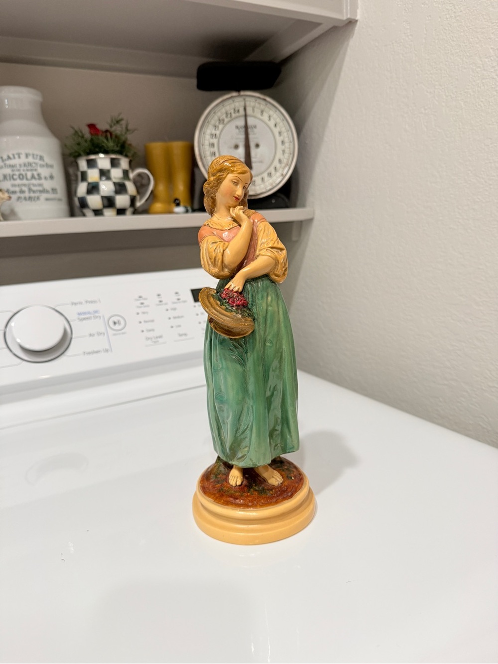 Vintage Italian Borghese Woman with Basket - Picture 10 of 16